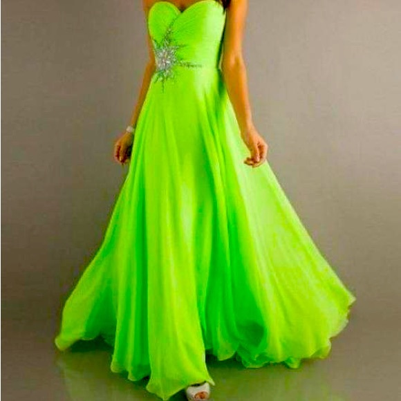 Lime green dress can be used as a bridesmaid dress or prom dress - Picture 1 of 4